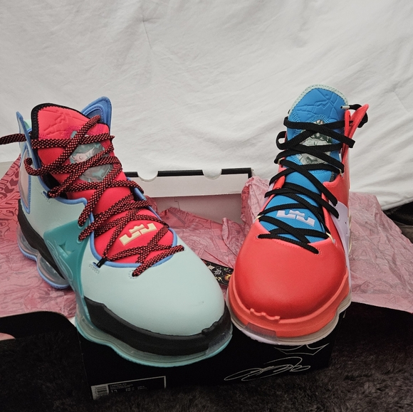 LEBRON XIX ALL LEATHER SZ 13. DS. W/ ORIGINAL BOX - Picture 5 of 11